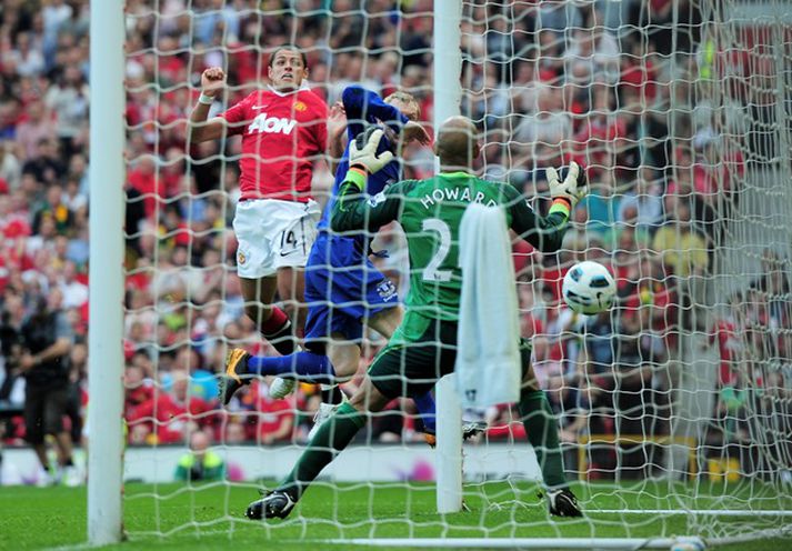 Javier Hernandez skallar boltanum í netið. Mynd. / Getty Images