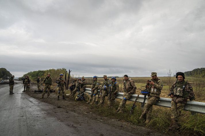 Úkraínískur hermenn hvíla sig eftir að hafa náð Izium á sitt vald um miðjan september.