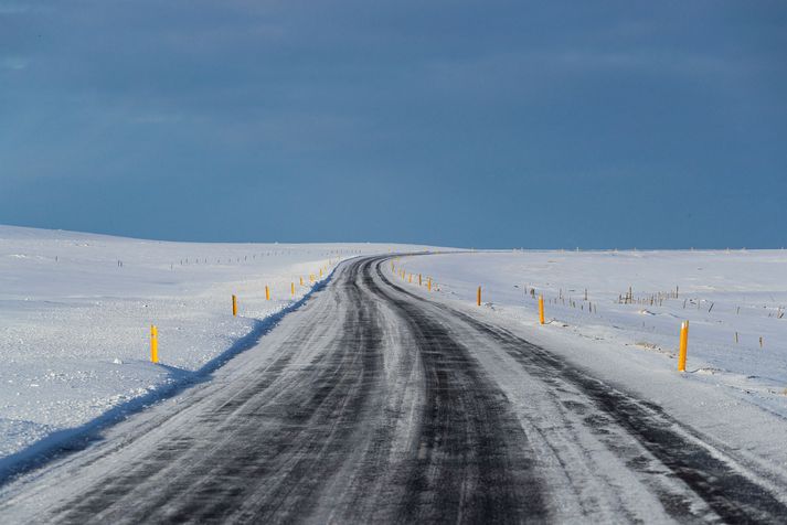 Vetrarfærð er á vegum landsins og má búast við flughálku á köflum á Norður- og Vesturlandi.