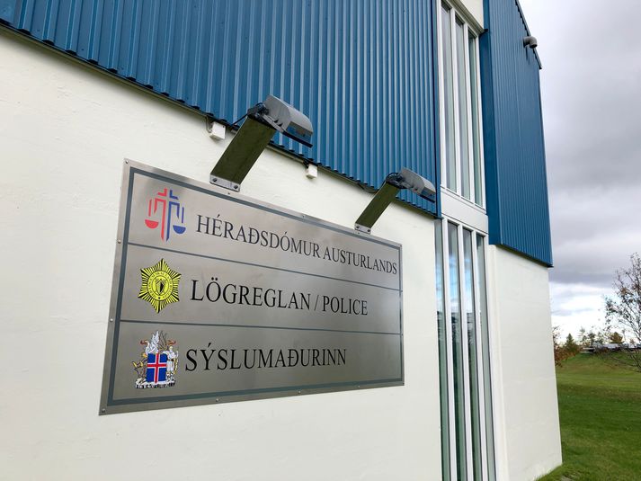 Allir nema dómstjóri og dómritari tóku þátt í gegnum fjarfundarbúnað.