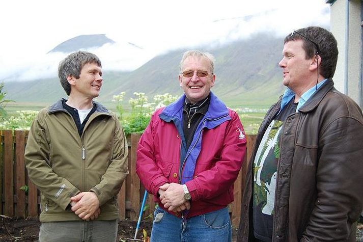 Guðmundur heitinn með þeim bræðrum Hrafni og Illuga Báðir voru þeir í sveit hjá Guðmundi á Stóru-Ávík og nú efnir Hrafn til minningarmóts um hann.