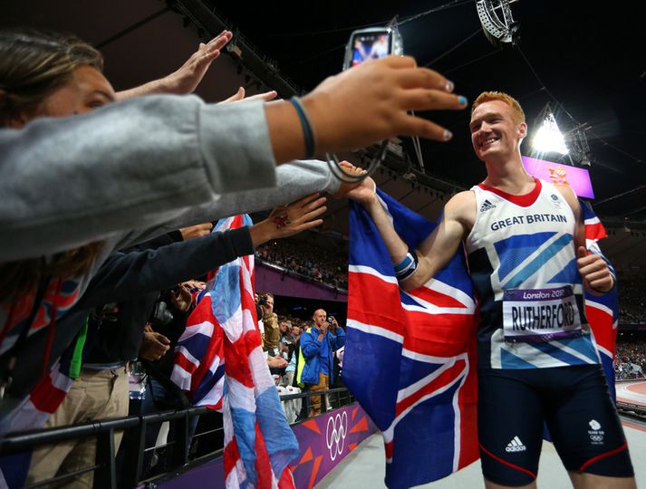 Greg Rutherford fagnar gulli sínu í London síðastliðið sumar.