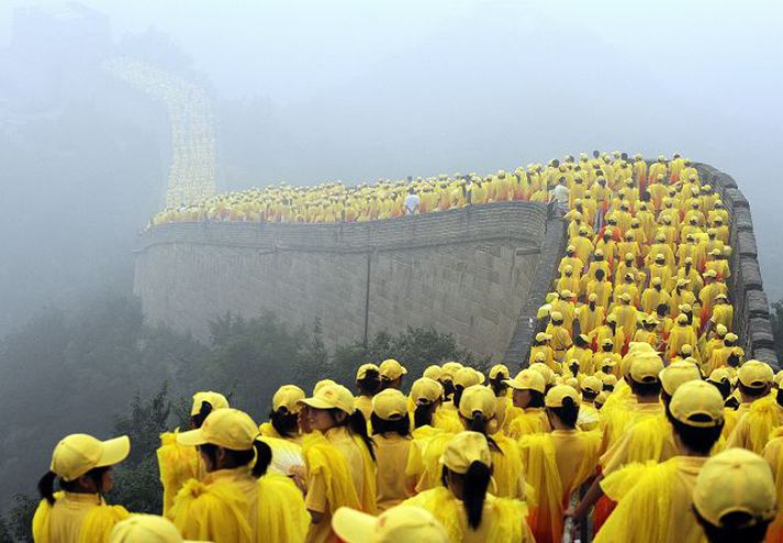 Í gær tóku þúsundir sjálfboðaliða þátt í hlaupi með Ólympíueldinn á Kínamúrnum. Í dag lýkur svo, á Ólympíuleikvanginum í Peking, hlaupinu með logann um heiminn, sem hófst í Grikklandi í lok mars.
