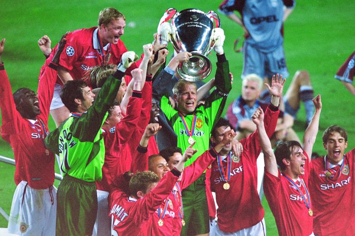 Peter Schmeichel lyftir Meistaradeildarbikarnum eftir sigur Manchester United á Bayern München í úrslitaleiknum 1999. Þessi bikar er varðveittur í bikarskáp Liverpool.