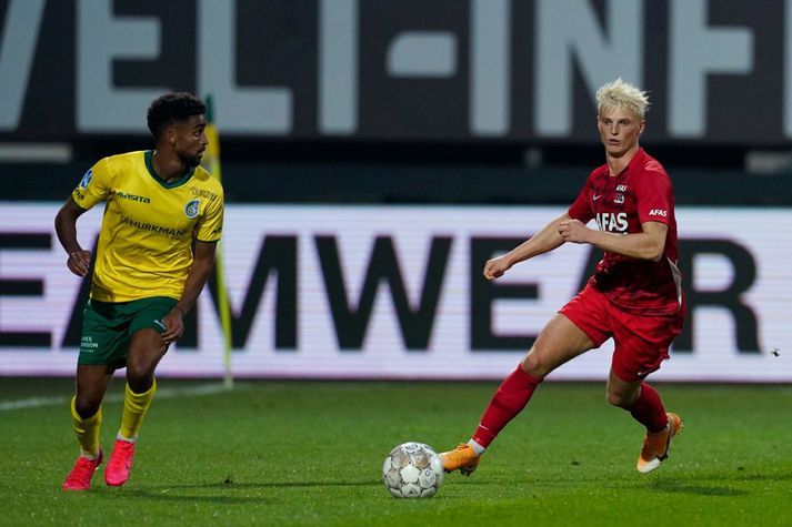 Fortuna Sittard v AZ Alkmaar - Dutch Eredivisie SITTARD, NETHERLANDS - SEPTEMBER 26: (L-R) Tesfaldet Tekie of Fortuna Sittard, Albert Gudmundsson of AZ Alkmaar during the Dutch Eredivisie match between Fortuna Sittard v AZ Alkmaar at the Fortuna Sittard Stadium on September 26, 2020 in Sittard Netherlands (Photo by Ed van de Pol/Soccrates/Getty Images)