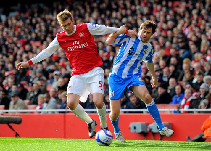 Nicklas Bendtner í baráttunni við Kevin Kilbane í dag.