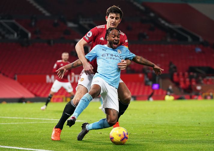 Harry Maguire nánast með Raheem Sterling í fanginu í leik Manchester-liðanna, United og City 12. desember síðastliðinn. Liðin mætast í undanúrslitum enska deildabikarsins í kvöld.