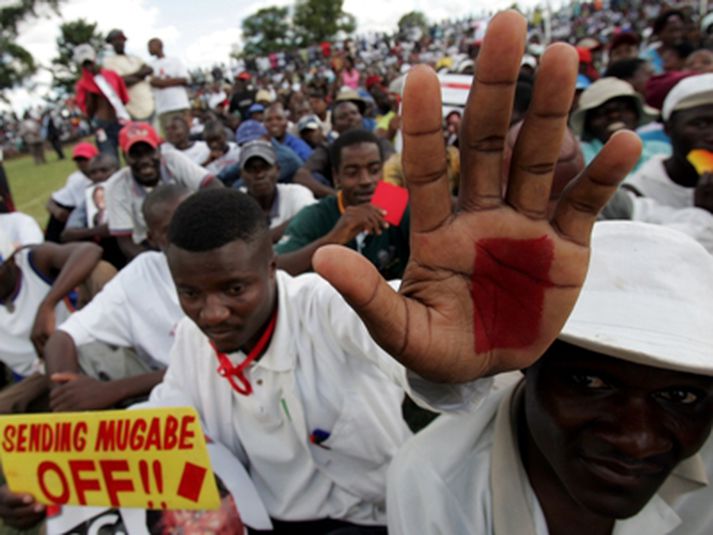 Stuðningsmenn Morgan Tsvangirai stjórnarandstöðuleiðtoga á fjöldafundi í Harare.