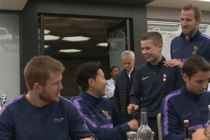 Harry Kane fór með Callum Hynes og kynnti hann fyrir leikmönnum Tottenham.