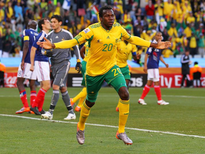 Bongani Khumalo fagnar marki sínu á móti Frakklandi á HM.