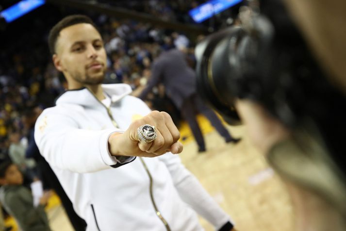 Stephen Curry með nýjasta meistarahringinn sinn. Hann á tvo aðra.