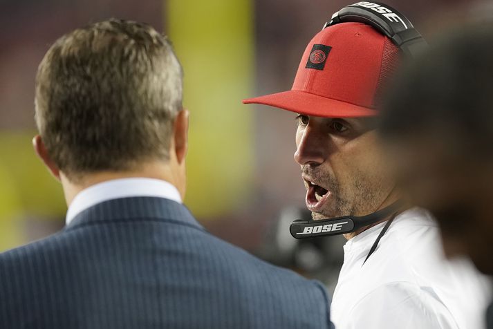 Kyle Shanahan þjálfar lið San Francisco 49ers en lenti í bílslysi á dögunum.