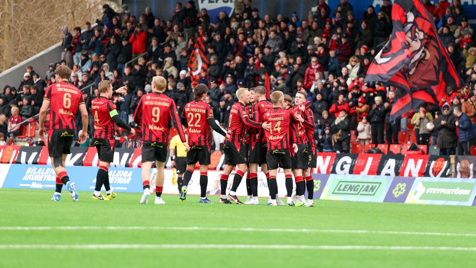 Um­fjöllun og við­töl: Víkingur - Þór 6-0 | Ný­liðar teknir í kennslu­stund