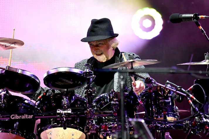 Alan White á tónleikum með Yes árið 2018.