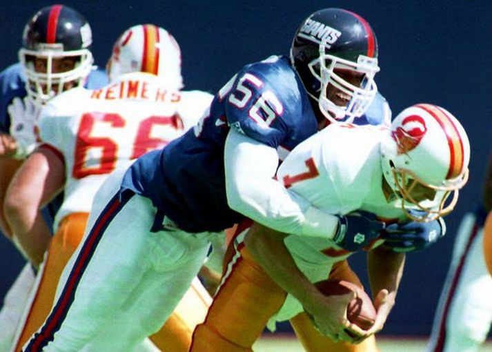 Taylor (56) hér í leik með Giants árið 1993.
