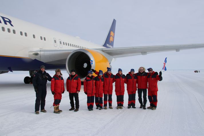 Vísindamennirnir sem flugu heim til Noregs með Icelandair fyrir framan vélina.