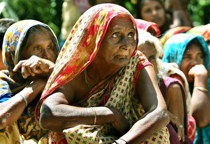 Íbúar í þorpinu Manikgonj í Bangladess biðu í gær eftir hjálparstarfsfólki, sem kom færandi hendi með mat, vatn og lyf.