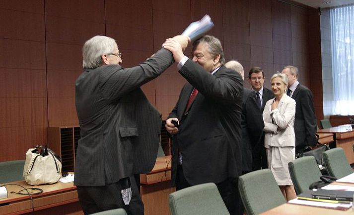 Jean-Claude Juncker, fjármálaráðherra Lúxemborgar, slær blaðabunka í hausinn á Evangelos Venizelos, fjármálaráðherra Grikklands. Allt í gamni, væntanlega.nordicphotos/AFP
