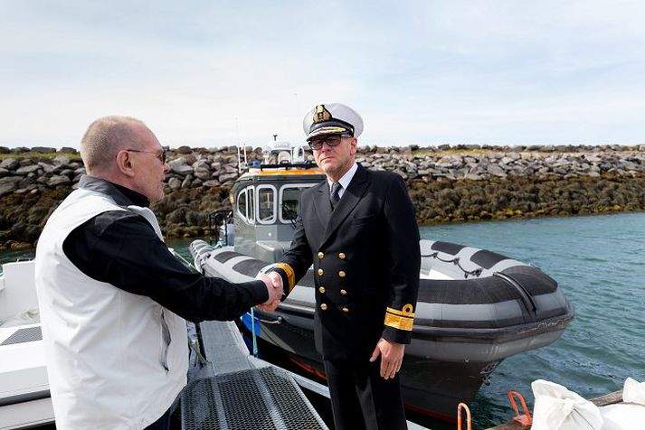 Össur Kristinsson, stofnandi Rafnars, afhendir Georg Kr. Lárussyni, forstjóra Landhelgisgæslunnar, Óðin, sem kemst á mikinn hraða auk þess að vera þægilegur á siglingu.