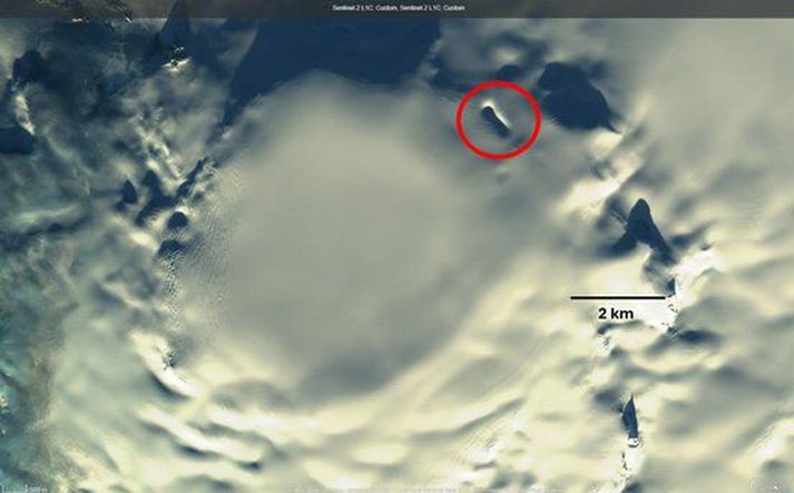 Gervrvitunglamyndin sýnir legu hins nýja sigketils og sprungurnar í kringum hann.