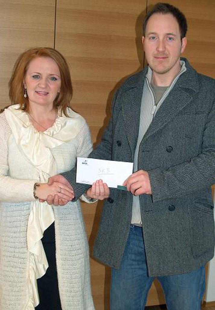 söfnun Baldur Gústafsson hjá Landakoti færði Rósu Guðbjartsdóttur söfnunarféð.