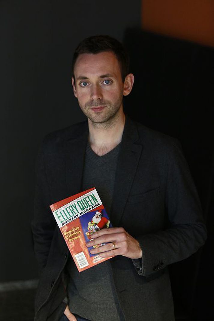 Ragnar Jónasson glæpasagnahöfundur heldur hér á tímaritinu Ellery Queen's Mystery Magazine.