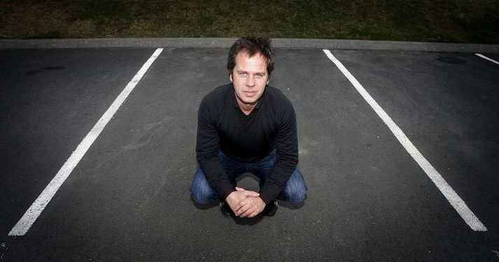 Bjarni Hilmar hóf að mála hvítar línur á bílastæði fyrir tuttugu árum og sér nú um stæði hjá fjölda fyrirtækja og stofnana. 