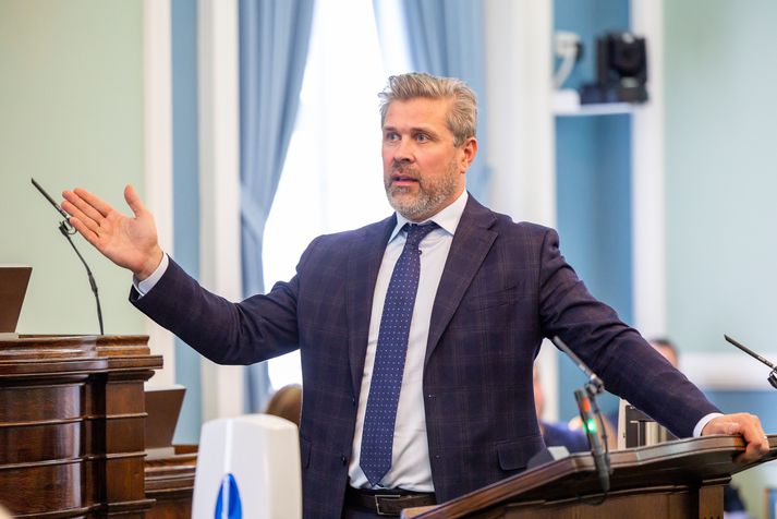 Bjarni Benediktsson segist ekki sjá að Íslandsbankaskýrslan gefi tilefni til skipunar rannsóknarnefndar á vegum Alþingis. Allir þingmenn stjórnarandstöðunnar, sem fréttastofa hefur rætt við um málið, eru ósammála því.