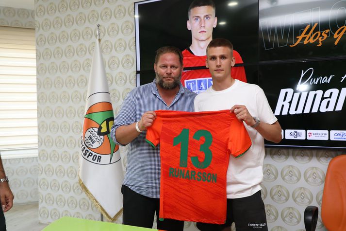 Rúnar Alex Rúnarsson ásamt umboðsmanni sínum Magnúsi Agnari Magnússyni með treyju Alanyaspor.