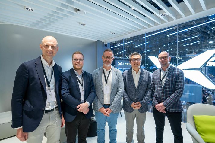 Frá vinstri: Jens Olsen framkvæmdastjóri XPENG í Evrópu, Jónas Kári Eiríksson Framkvæmdastjóri vörustýringar, Jón Trausti Ólafsson forstjóri Vekru, Brian Gu aðstoðarforstjóri XPENG og Þorgeir R. Pálsson framkvæmdastjóri Bílaumboðsins Unu.