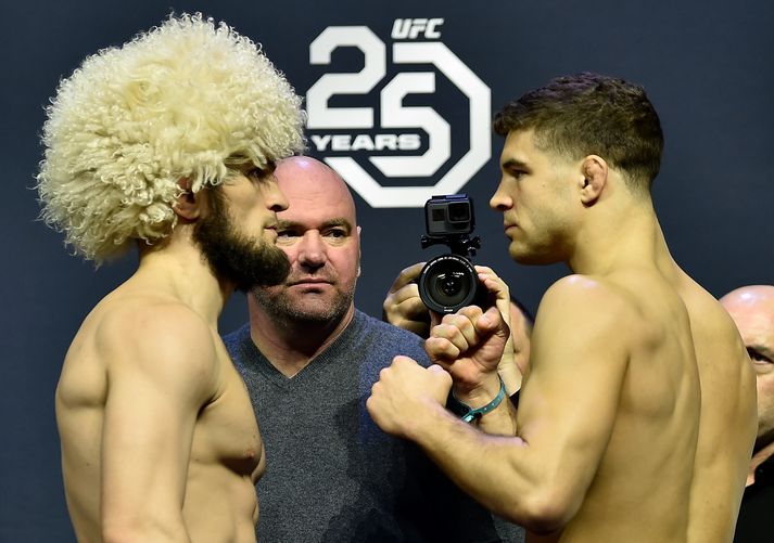 Khabib og Iaquinta í vigtuninni í gær.