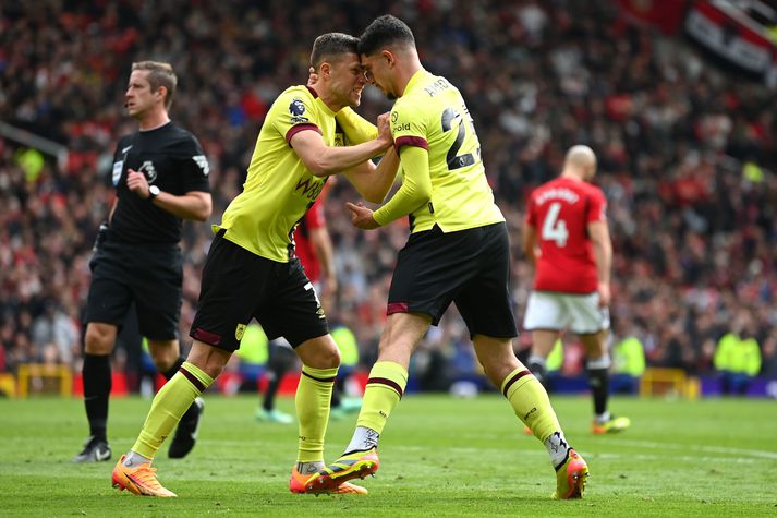 Jóhann Berg Guðmundsson fagnar með Zeki Amdouni eftir að sá síðarnefndi jafnaði fyrir Burnley gegn Manchester United.