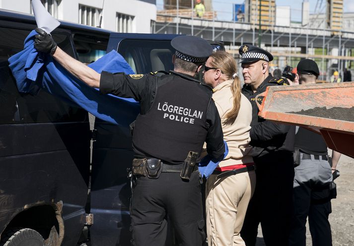 Hin grunuðu voru leidd fyrir dómara í dag í Héraðsdómi Reykjavíkur. Karlmennirnir fimm voru úrskurðaðir í gæsluvarðhald til 23. júní en konan viku skemur.