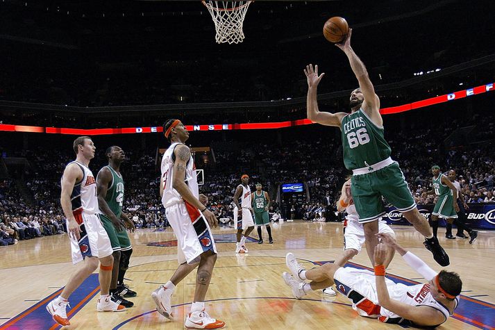 Scot Pollard skorar hér körfu fyrir Boston Celtics á móti Charlotte Bobcats.