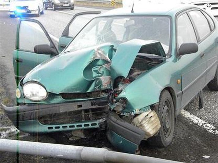 Bíl var ekið á ljósastaur á Reykjanesbraut til móts við Ásvelli á þriðjudaginn.