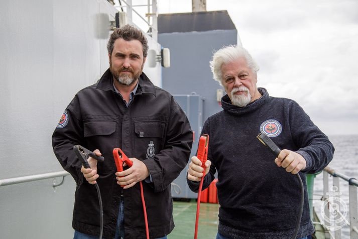 Skipstjórarnir Locky MacLean og Paul Watson nú síðdegis. Um borð í John Paul De Joria. Þeir eru með rafmagnskapla í lúkunum, þess albúnir að mæta Kristjáni Loftssyni og skipum hans ef þau halda á miðin til veiða.