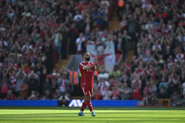 Salah yfirgefur völlinn í dag, meiddur.