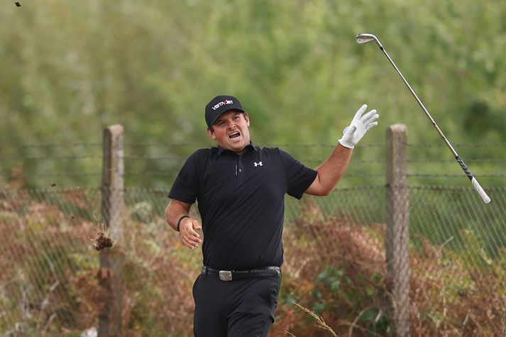 Patrick Reed var sárþjáður eftir að hafa slegið í trérót sem var undir boltanum sínum.
