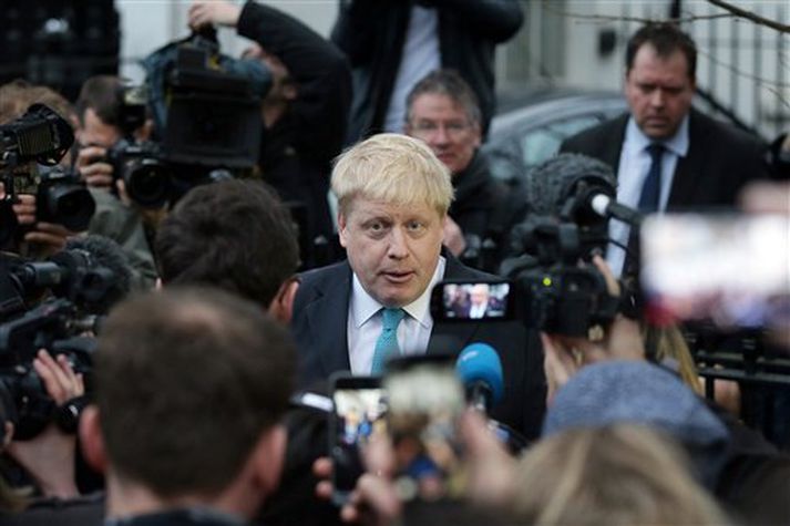 Boris Johnson tilkynnti um ákvörðun sína fyrir utan heimili sitt í London.