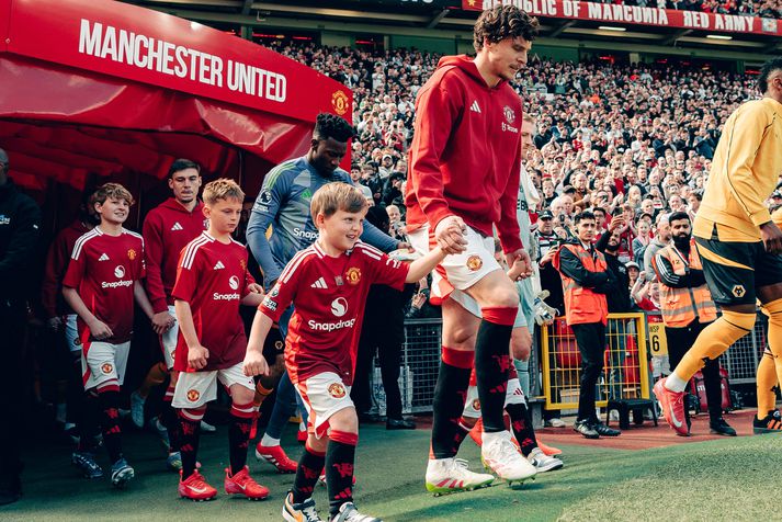 Victor Lindelöf var fyrirliði Manchester United í síðasta leik og leiðir hér lukkukrakka inn á Old Trafford.