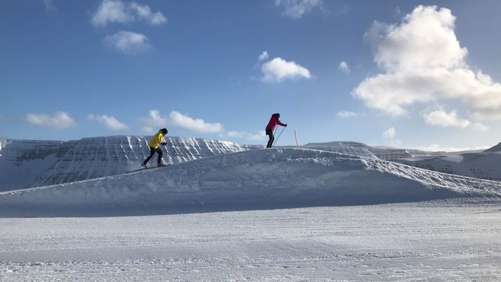 Ísfirðingar hafa haldið skíðagöngunámskeið í yfir tuttugu ár. Fyrir nokkrum árum síðan slógu í gegn kvennaskíðahelgar, námskeið á vegum Hótels Ísafjarðar. Karlarnir kvörtuðu í kjölfarið yfir því að ekki væru sams konar námskeið í boði fyrir þá og því varð úr að bjóða upp á strákahelgar. Ekki reyndist hljómgrunnur fyrir slíkum helgum en karlarnir komu sterkir inn þegar farið var að bjóða upp á námskeiðshelgar fyrir karla og konur.  Hólmfríður Vala Svavarsdóttir segir svæðin á Ísafirði hreint frábær fyrir alls kyns vetrarsport.