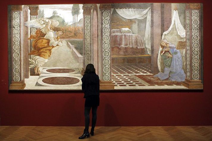 Gestur á Uffizzi-safninu í Flórens á Ítalíu skoðar verk eftir Sandro Botticelli sem lána á til Ísraels á sýningu þar.