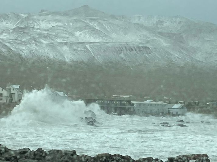 Aldan skellur á grjótgarðana á Borgarfirði eystra á háflóði í hádeginu í dag.