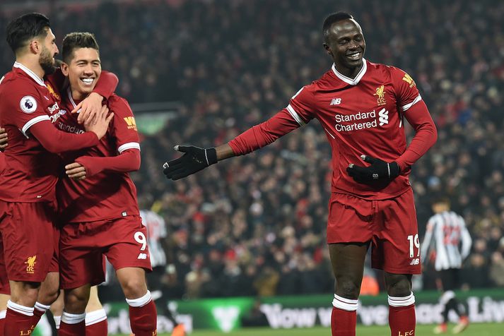 Sadio Mane fagnar marki með Liverpool.