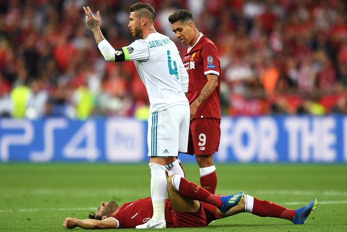 Sergio Ramos stendur hér yfir sárþjáðum Mohamed Salah.