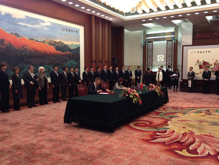 Samningar undirritaðir.