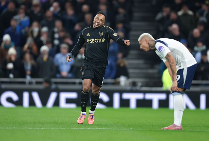 Kenny Tete fagnar marki sínu í gær og virðist hía á Richarlison í leiðinni.