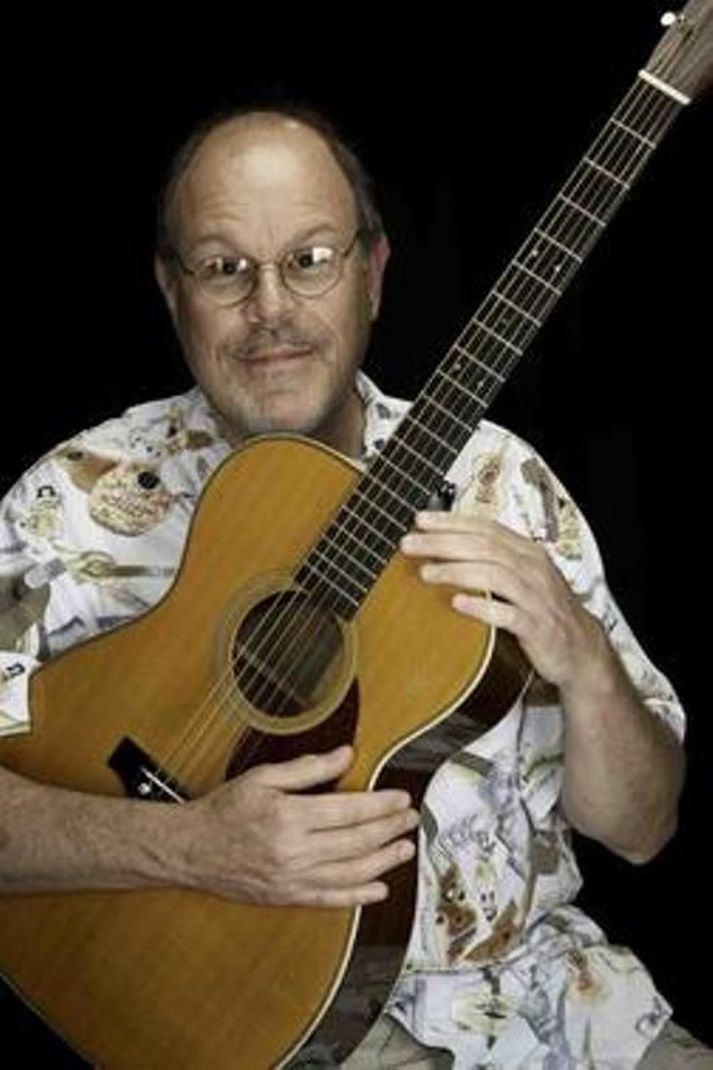 Hinn víðfrægi blús og ragtime gítarleikari, Bandaríkjamaðurinn Stefan Grossman kemur til Íslands til að halda námskeið um helgina og verður síðan með tónleika á Café Rosenberg mánudaginn 2. september.