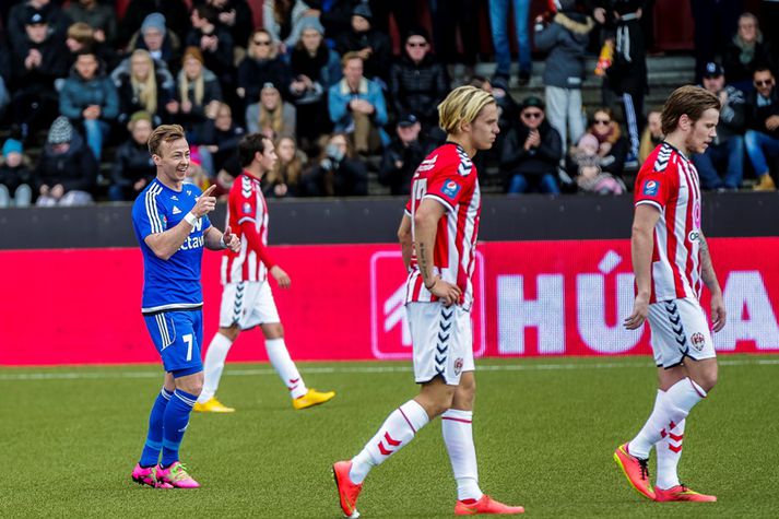 Steven Lennon, framherji FH, verður í sviðsljósinu en ummæli hans á Twitter í gær fóru illa í landann.