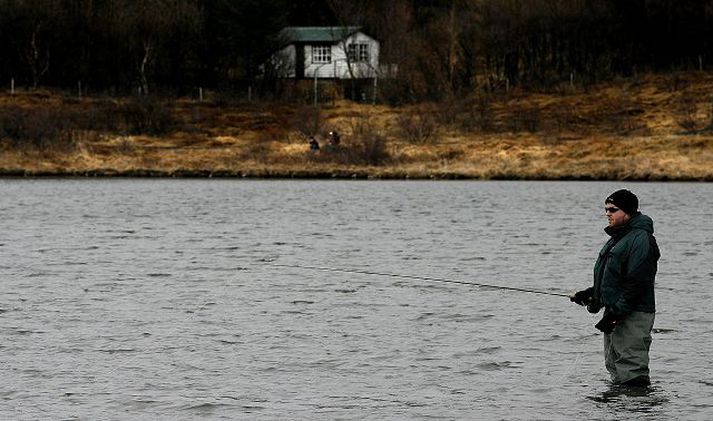 Við Vífilsstaðavatn Birgir Aðalbjarnarson var einn þeirra stangveiðimanna sem náðu úr sér vetrarhrollinum við Vífilsstaðavatn í gær.Fréttablaðið/Pjetur